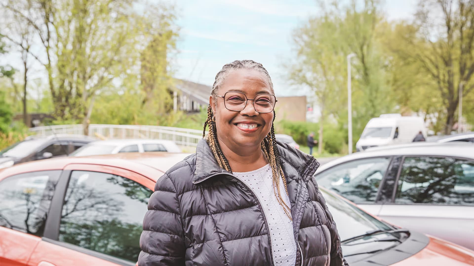 Bewoners op straat in de buurt