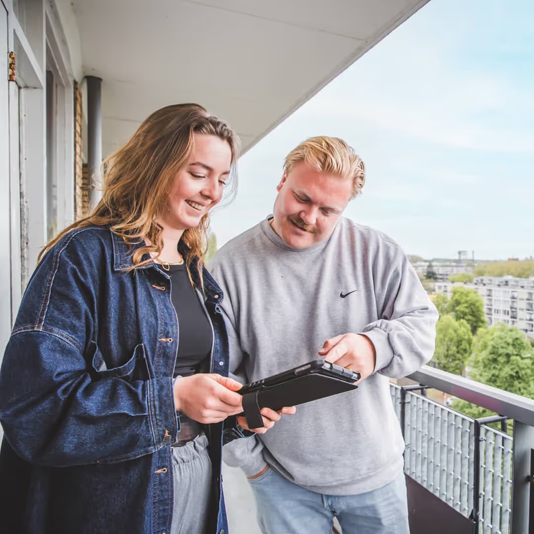 BuurtBoost in gesprek met buurtbewoner met ipad in handen