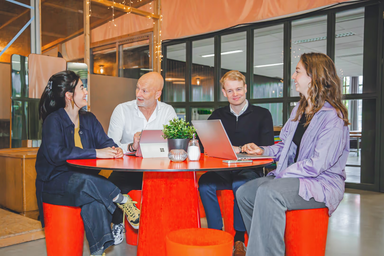 BuurtBoost team aan tafel